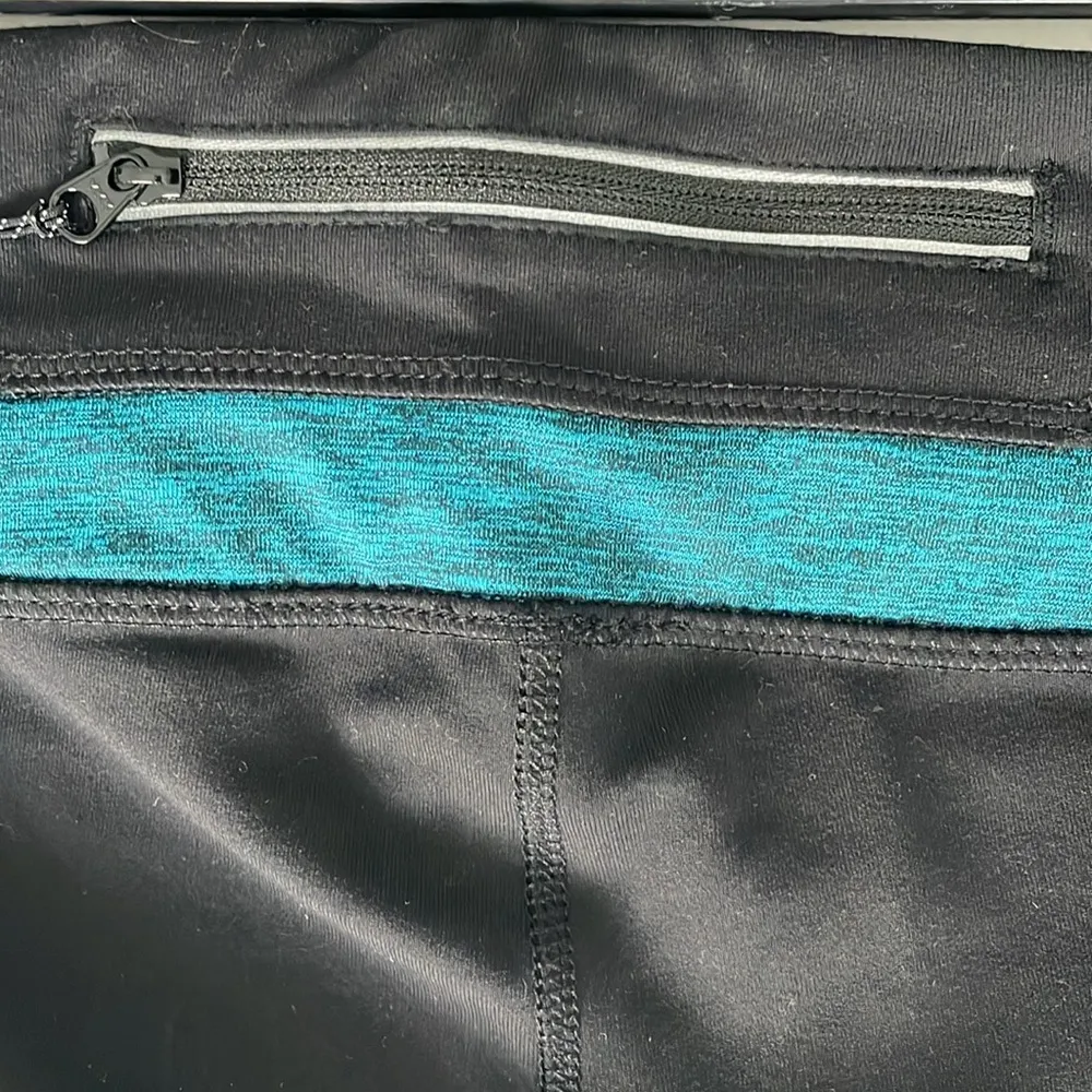 Kirkland Signature Women's capri Legging Zippered Back Key Pocket LIKE NEW - Image 5