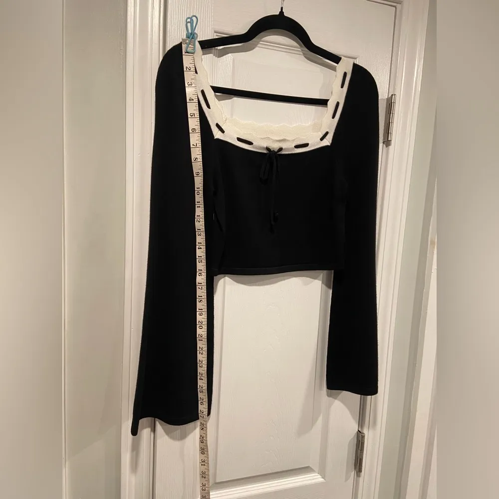 NWOT Dee Elly Size M Black Cream Bell Sleeve Knit Crop Top Bow Scalloped Trim - Image 7