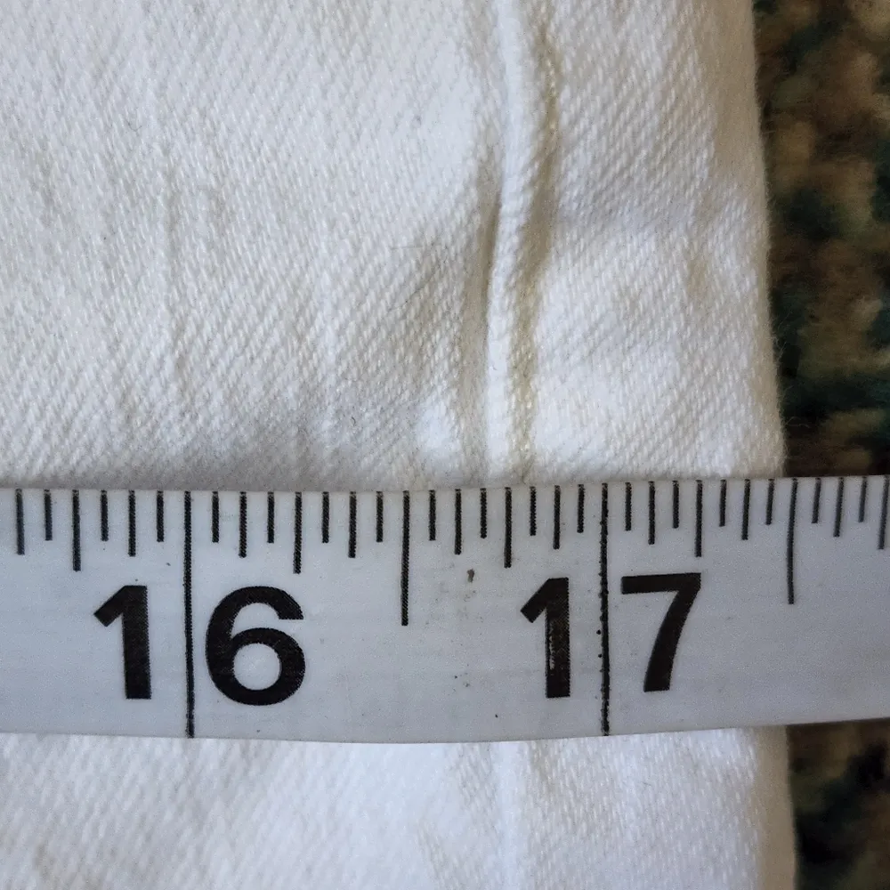 Levis chalk white mid length denim shorts size 27 - Image 9