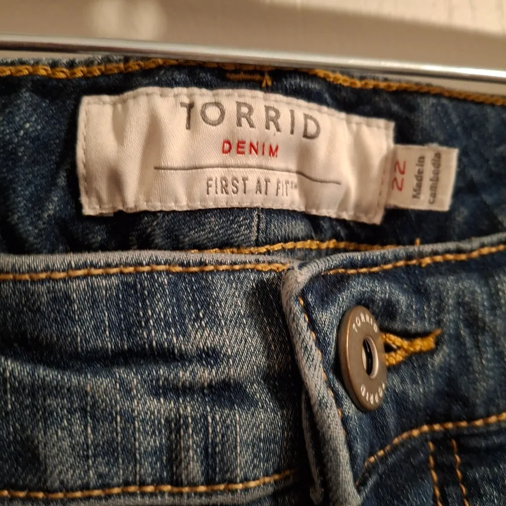 Torrid Sz 22 Classic Blue Denim Capri Jeans - Image 5