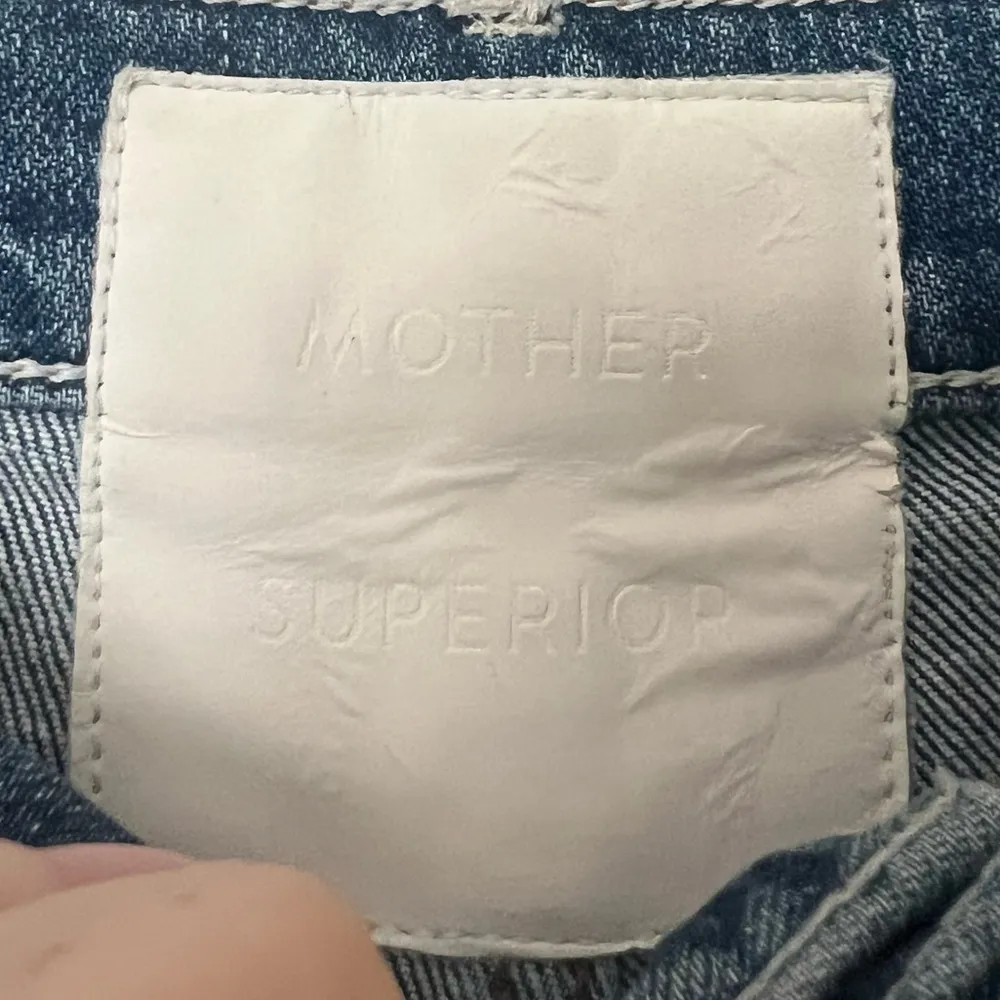 MOTHER The Tomcat Distressed Crop Jeans in Playing with Scissors Blue Size 26 - Image 7