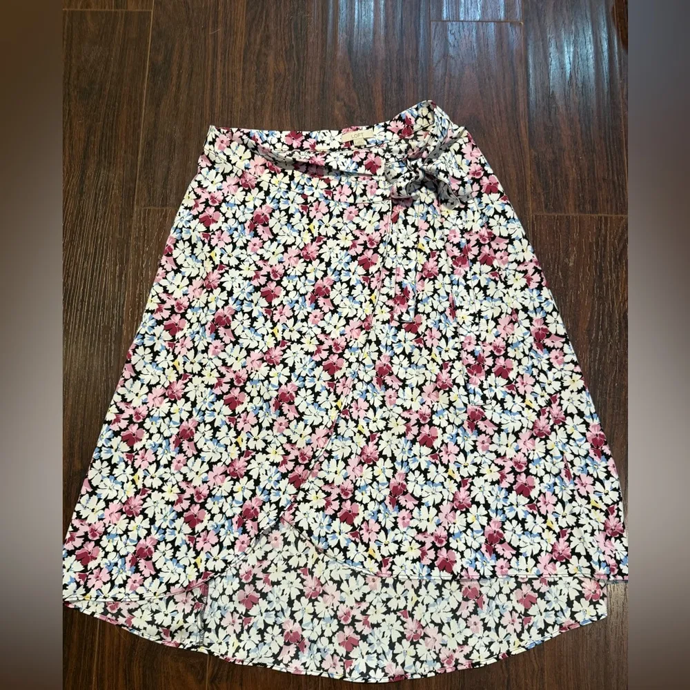 LOFT floral midi wrap skirt size 4 - Image 2
