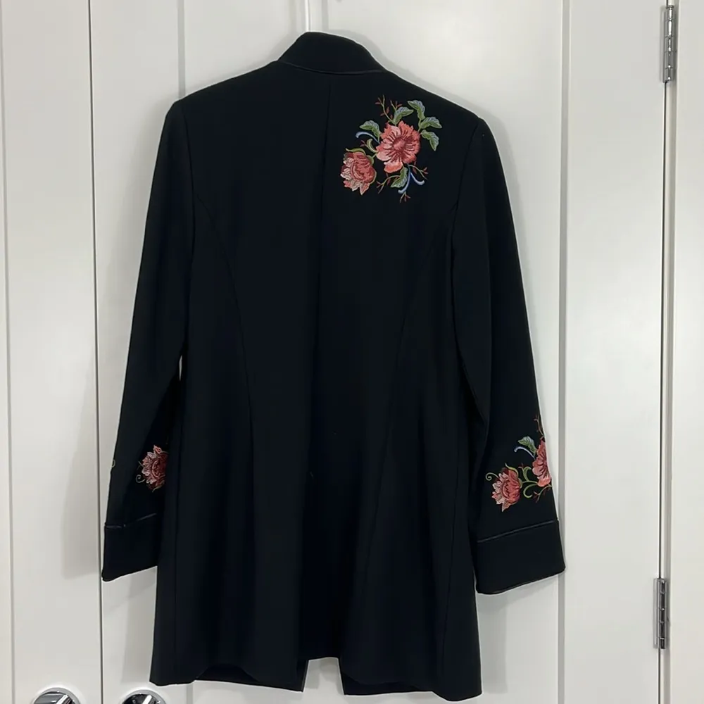 Chico's Size 0 (Small) Black Embroidered Floral Button Ponte Jacket w/Pockets - Image 8