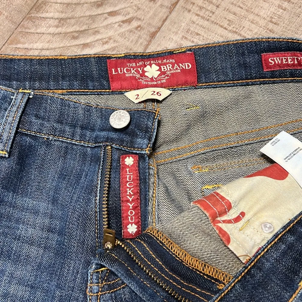 Lucky Brand Sweet N Crop Jeans Womens Size 2/26 Mid Wash Blue Whiskered Mid Rise - Image 3