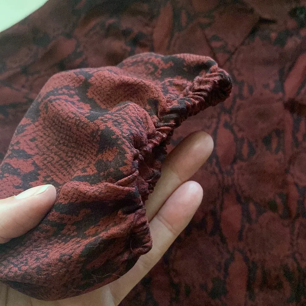 A.L.C. ‘Lori’ red black snake print button down silk blouse, size 6 medium - Image 10