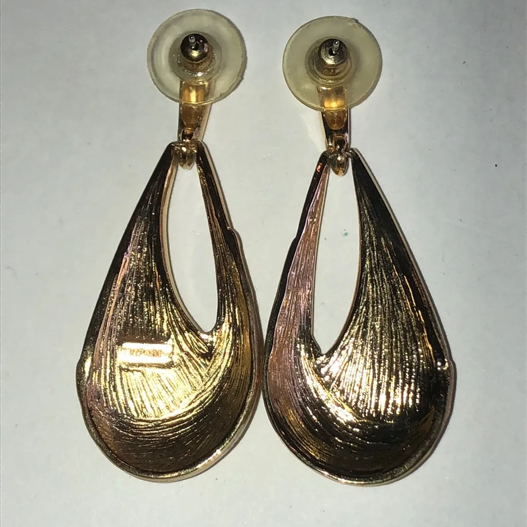Trifari Vintage Cream Enamel Gold Tone Retro Boho Teardrop Earrings - Image 3