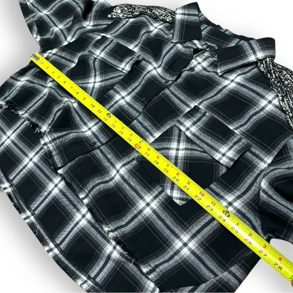 Originality Black White Plaid Cropped Raw Hem Oversize Flannel Top – Large - Image 4