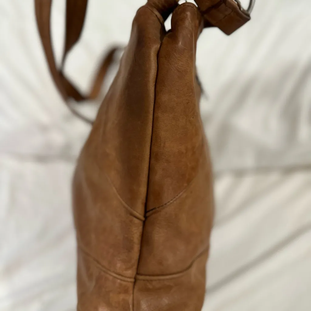 Vintage Y2K Medium Sized Brown leather Zip Top Flap Closure shoulder bag. - Image 3