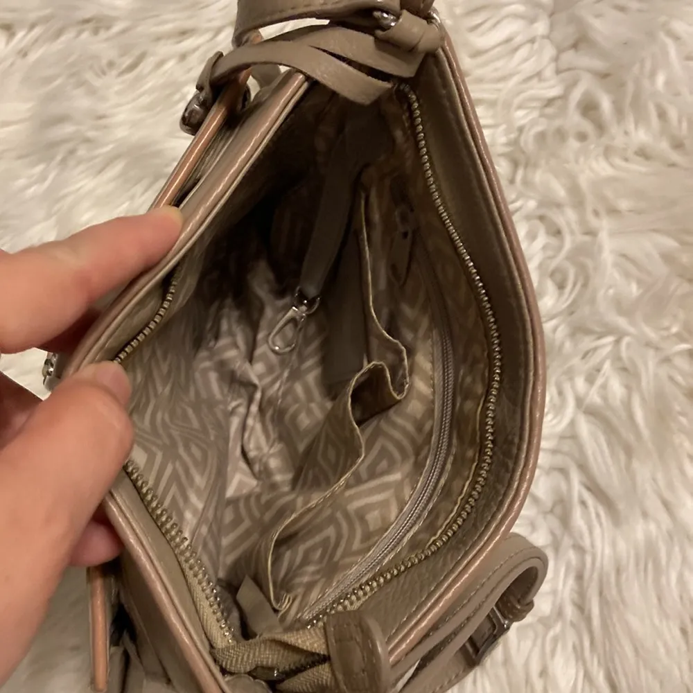 BRIGHTON F241713 PURSE SOFT LEATHER COLOR GRAY/BEIGE WITH LOTS OF POCKETS - Image 9