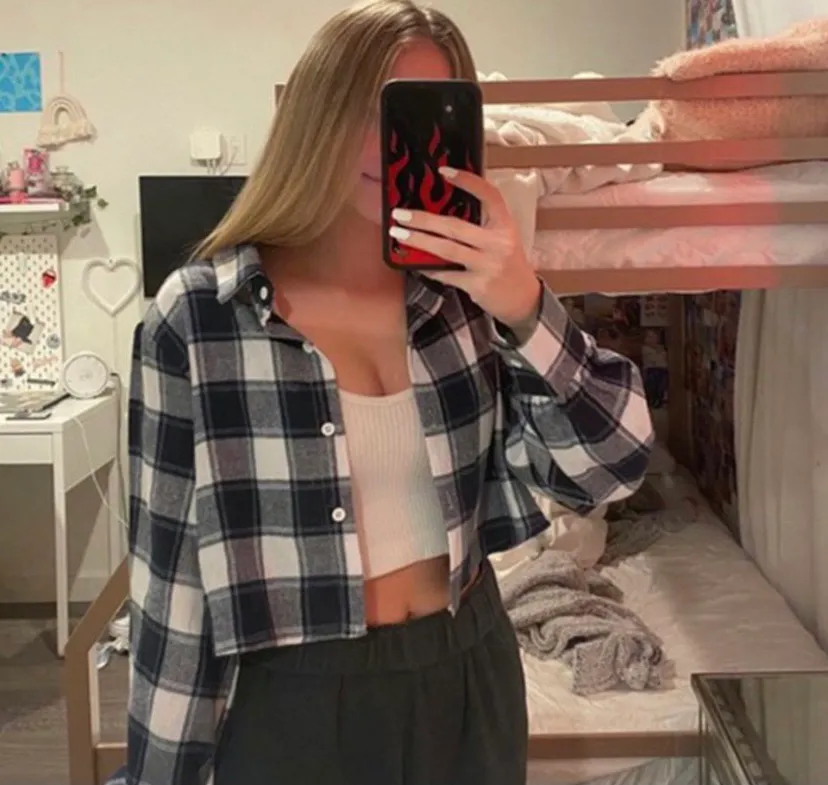 Urban Outfitters Cropped Flannel - Image 3