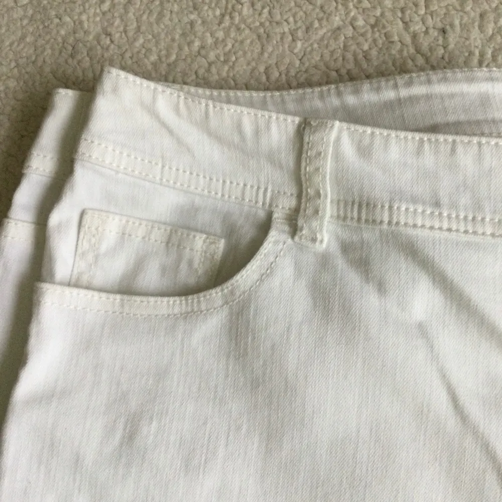 White Jeans Bedazzled Embellished Embroidered Pockets - Sz 2 Short - Image 7