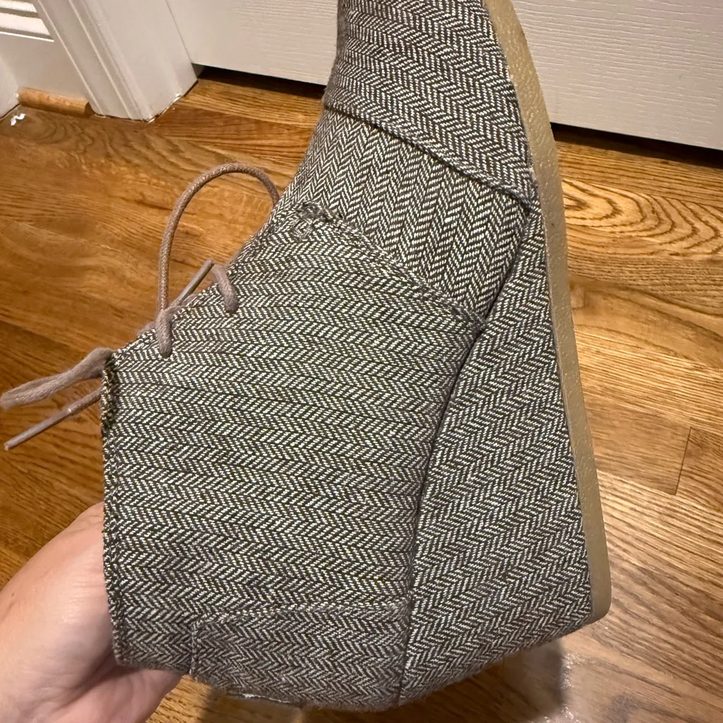 TOMS Gray Herringbone Wedge Ankle Boots size 9 - Image 5