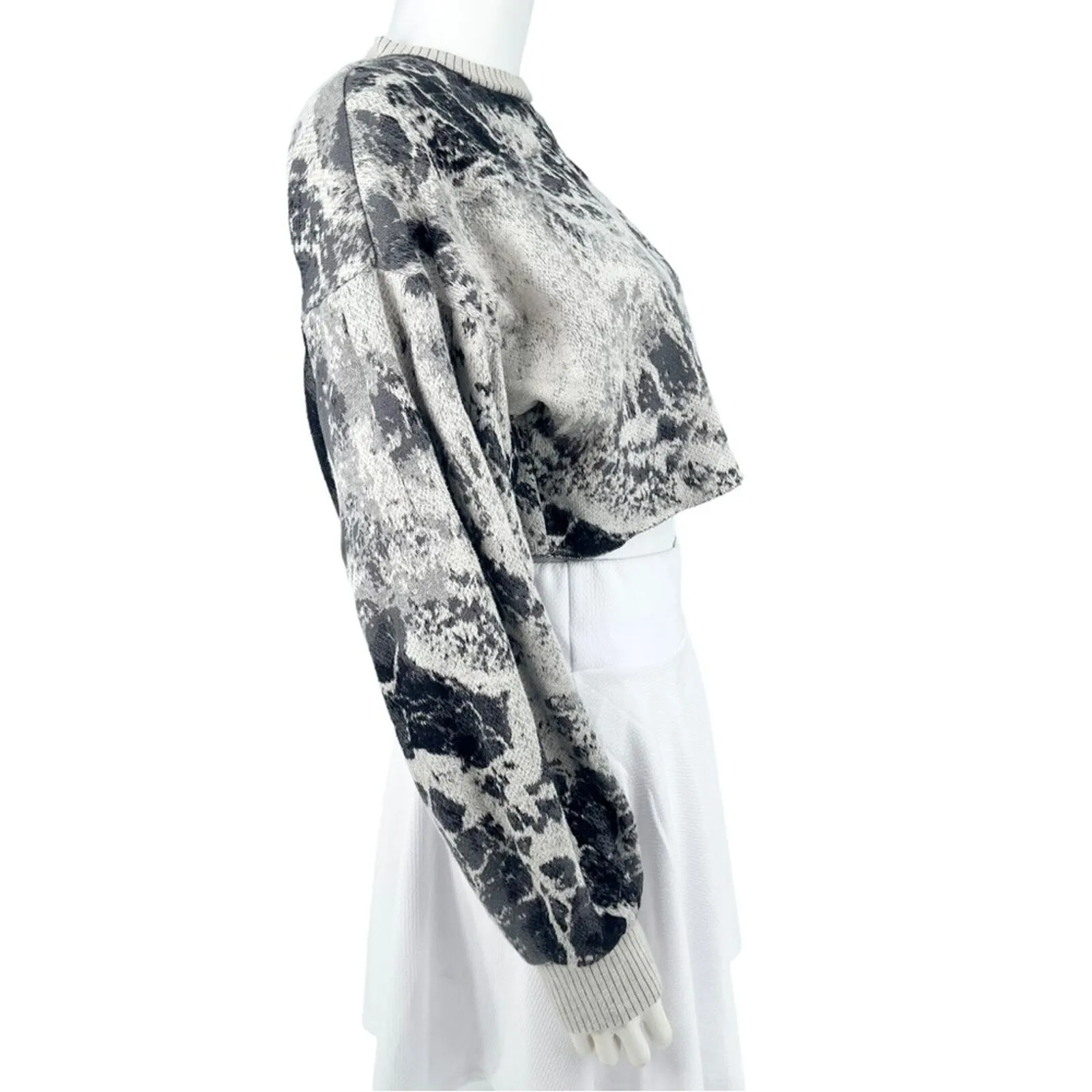 twenty montreal Cropped Athletic Marble Long Sleeve Crewneck Sweater Size Medium Black - Image 4