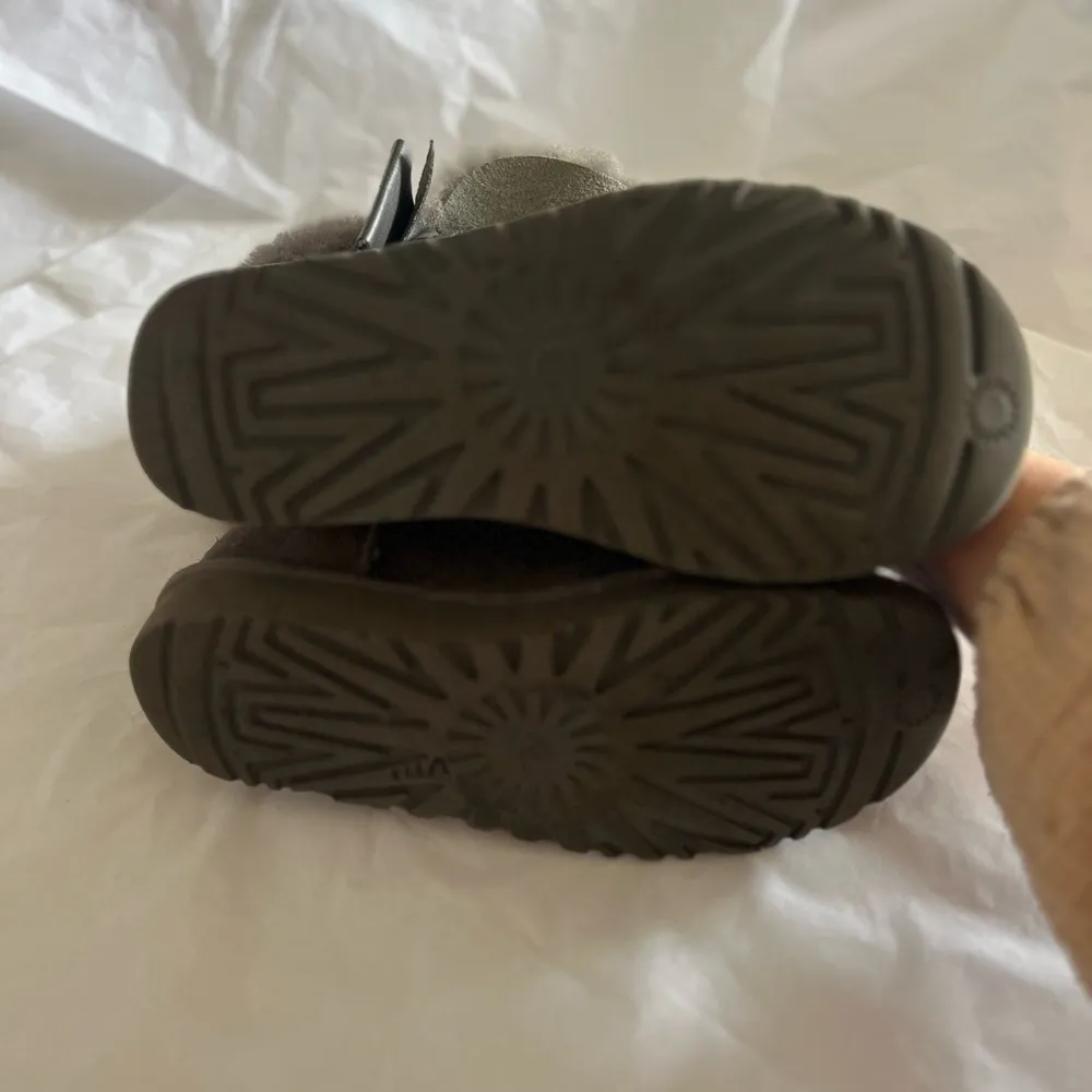 Ugg Daelynn Gray Suede Bow boots Sz 6 - Image 7