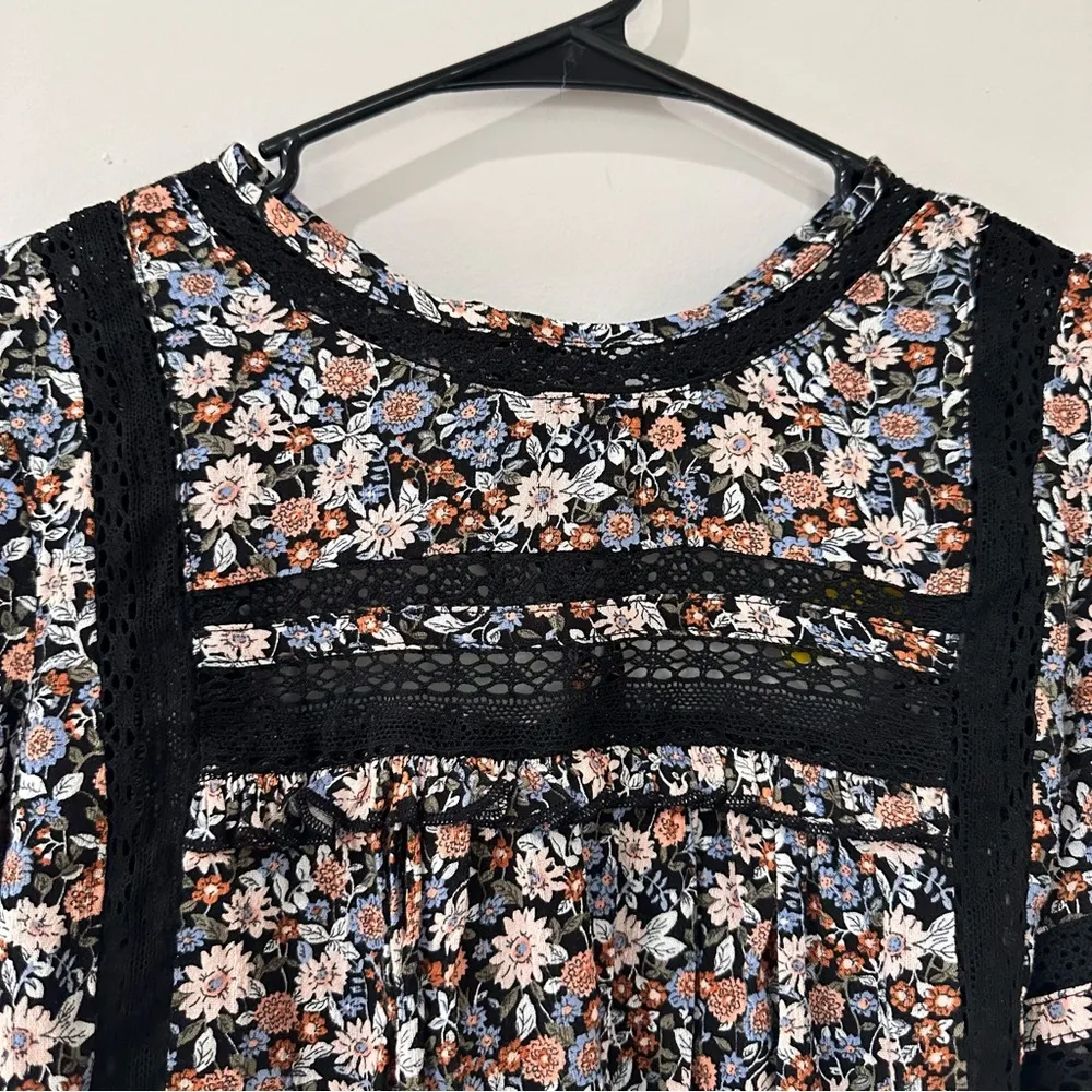 American Eagle Black Floral Lace Trim Long Sleeve Open Tie Back Blouse Size XS - Image 7