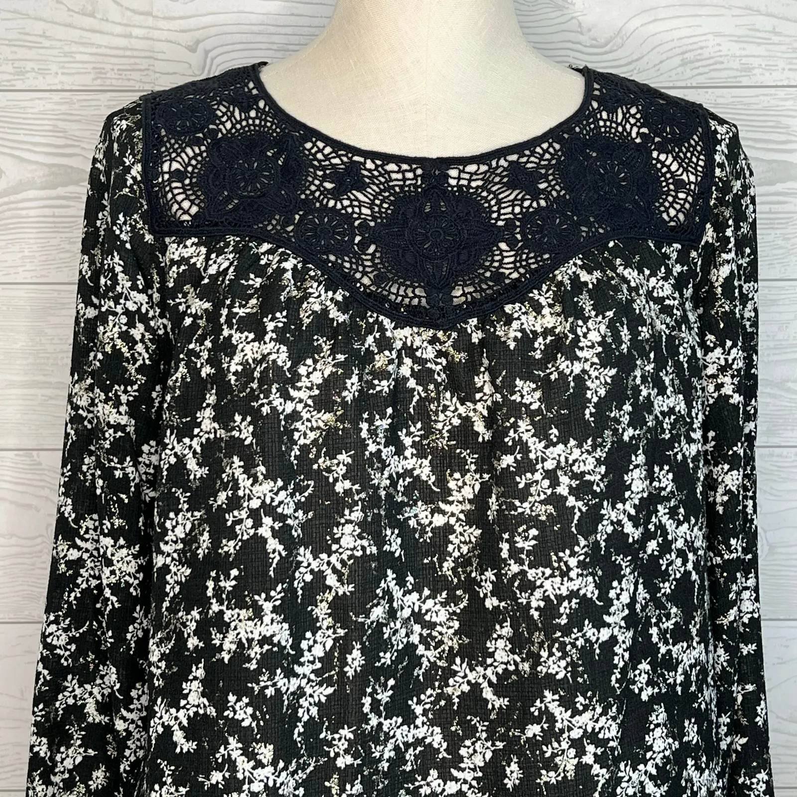 Xhilaration black floral print top with crochet yoke Size M - Image 2