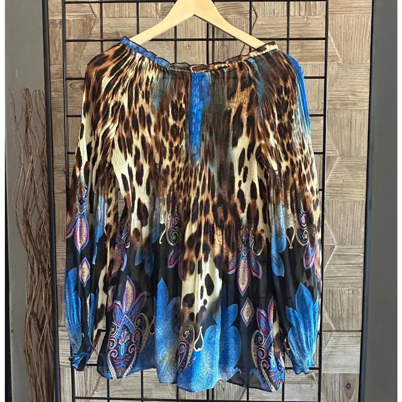 Sunny Leigh Womens Top Sz Small Animal Print Flowy V Neck - Image 5