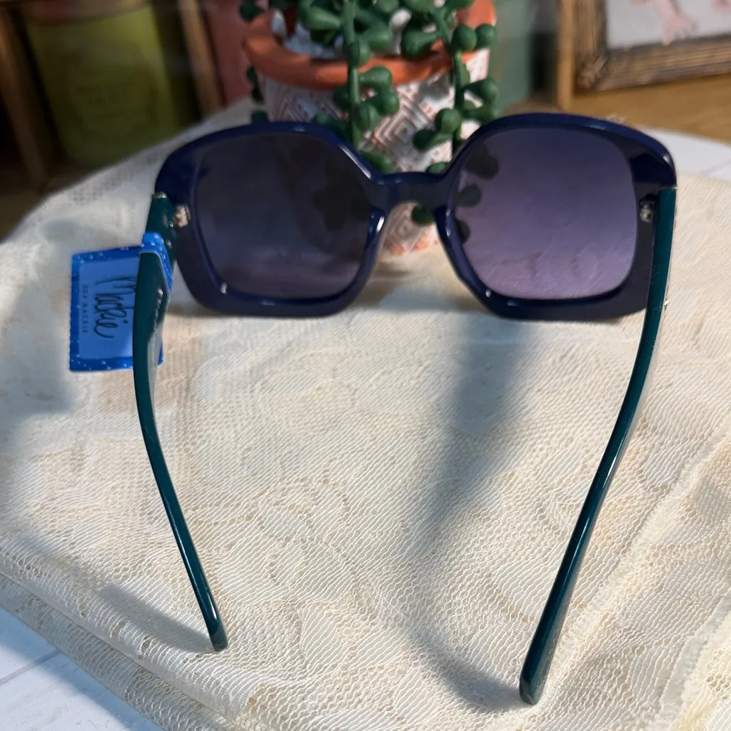 😎😎😎BOGOHO😎😎😎Mackie Navy/Green Oversized Sunglasses w/ Gold Accent - Image 3