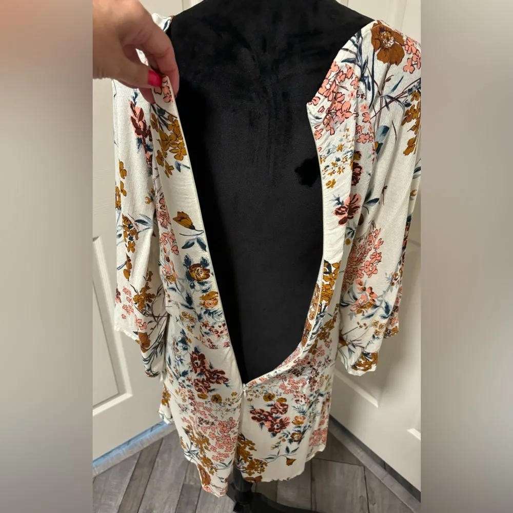 Willow & Root Floral Keyhole Tunic Top from Buckle - Image 12