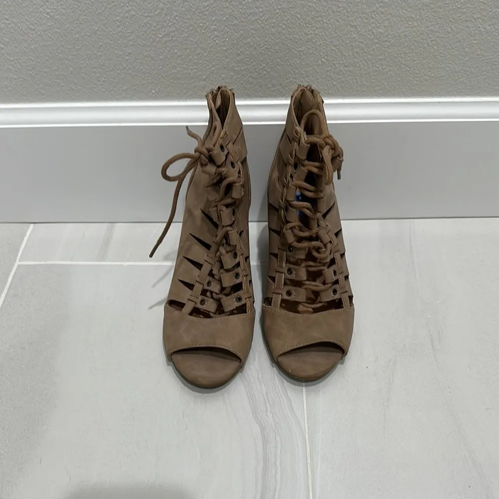 Women's Tan Heeled Strappy Sandals - Image 3