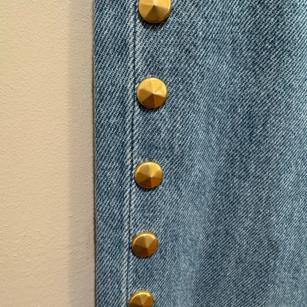 MOSCHINO COUTURE Light Wash Nailhead Studded Jeans Size 8‎ - Image 4