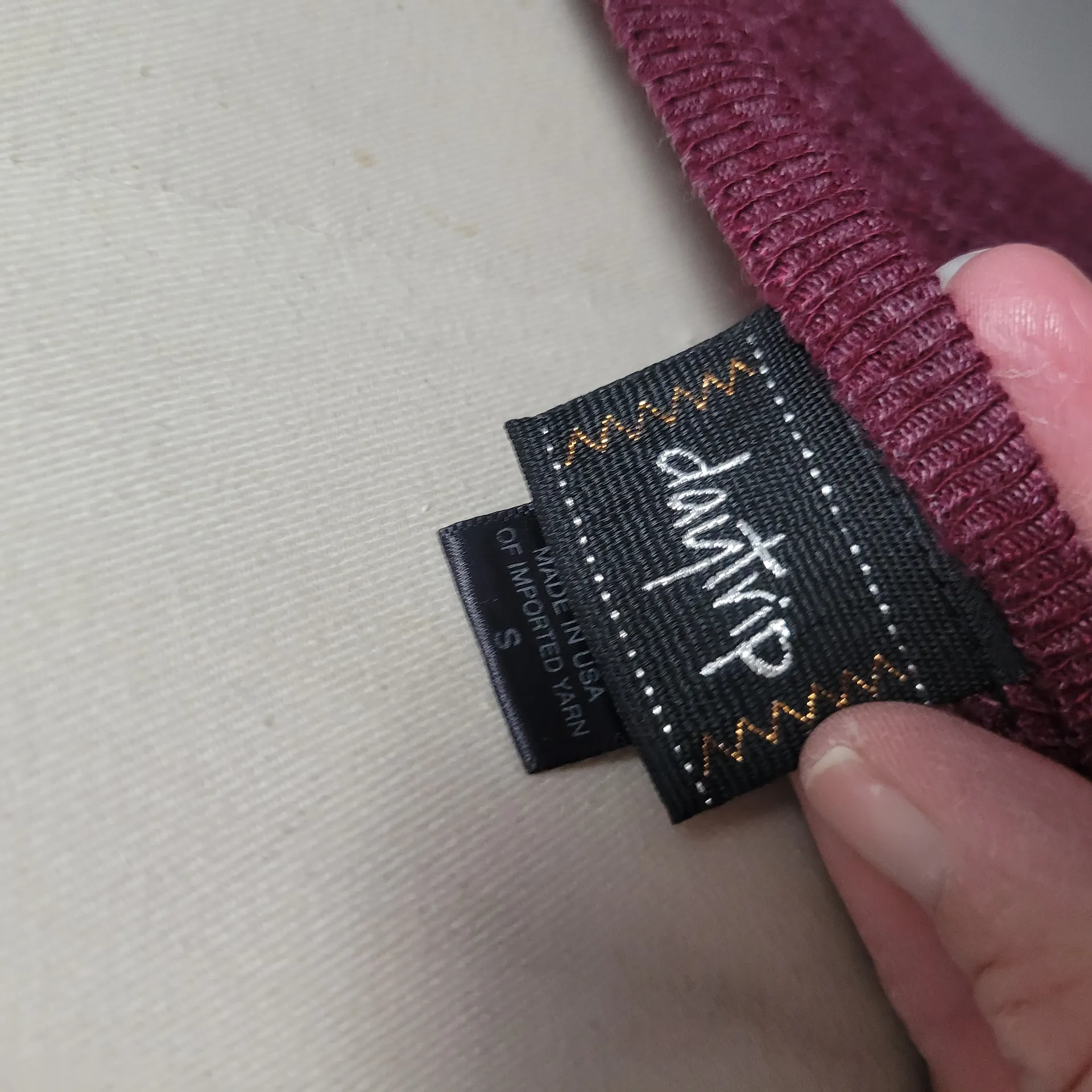 Daytrip  cranberry waffle knit cold shoulder sweater size small - Image 7