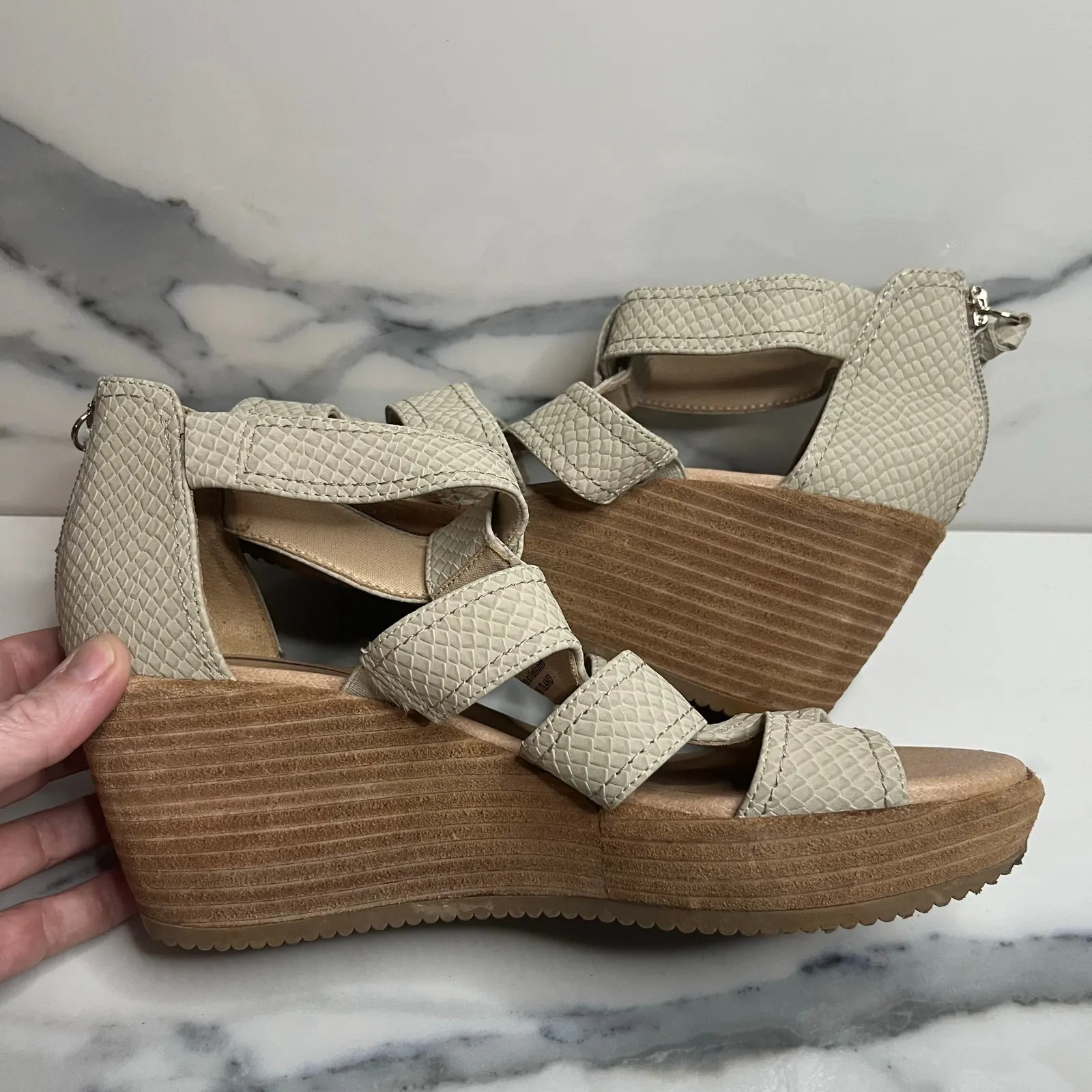 Dr Scholl's Women's Neutral Faux Leather Wedge Long Island Sandals Sz 7 EUC - Image 5