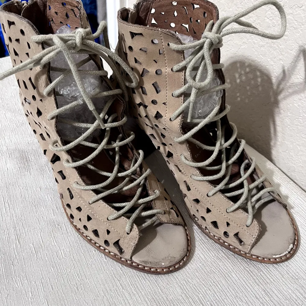 Jeffrey Campbell Laser Cut Lace Up Booties Ankle Boots sz 7.5 tan leather Ibiza - Image 2