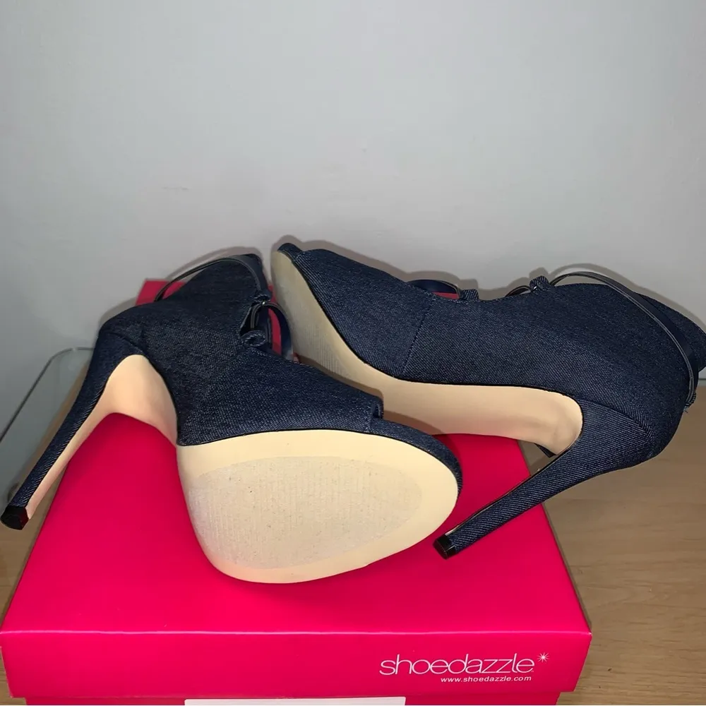 Shoe Dazzle Kesie Denim Dress Sandals Size 8.5 New with Box - Image 2