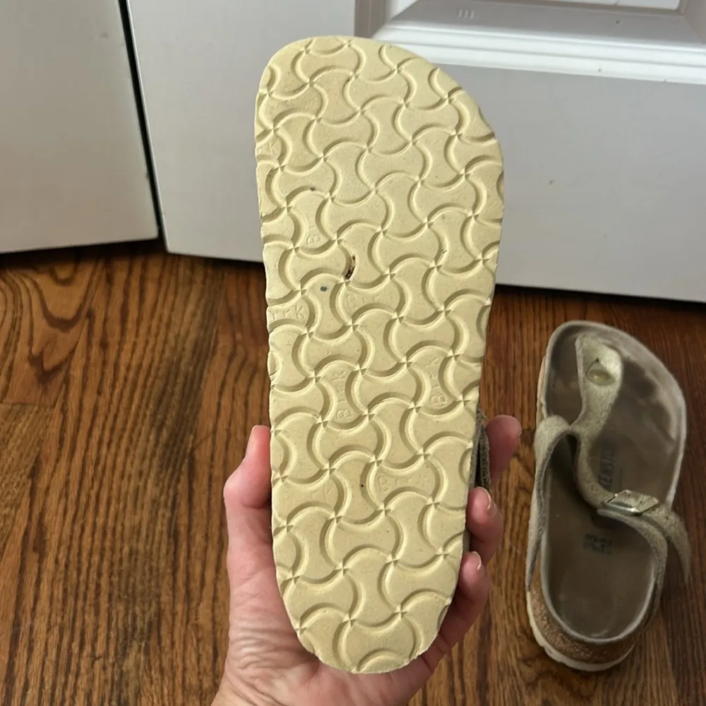 Birkenstock Women Gizeh Metallic Gold Sandals sz 38 7.5 Regular - Image 5