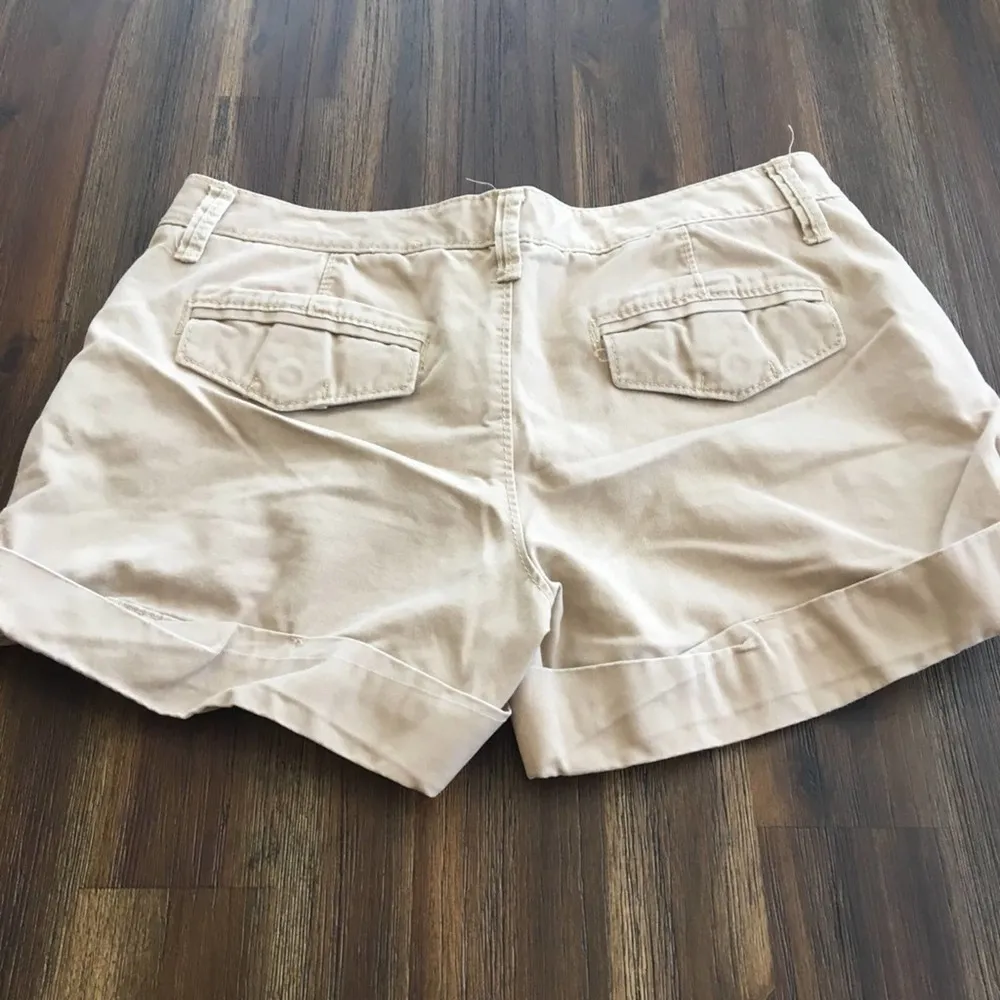 Old Navy Khaki Tan Shorts - Image 5