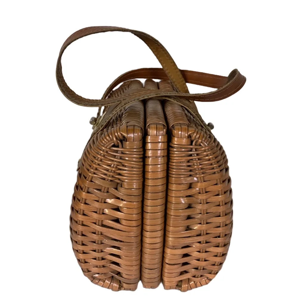 VINTAGE CIRCA 1960'S BROWN RATTAN AND LEATHER BASKET PURSE - Image 4