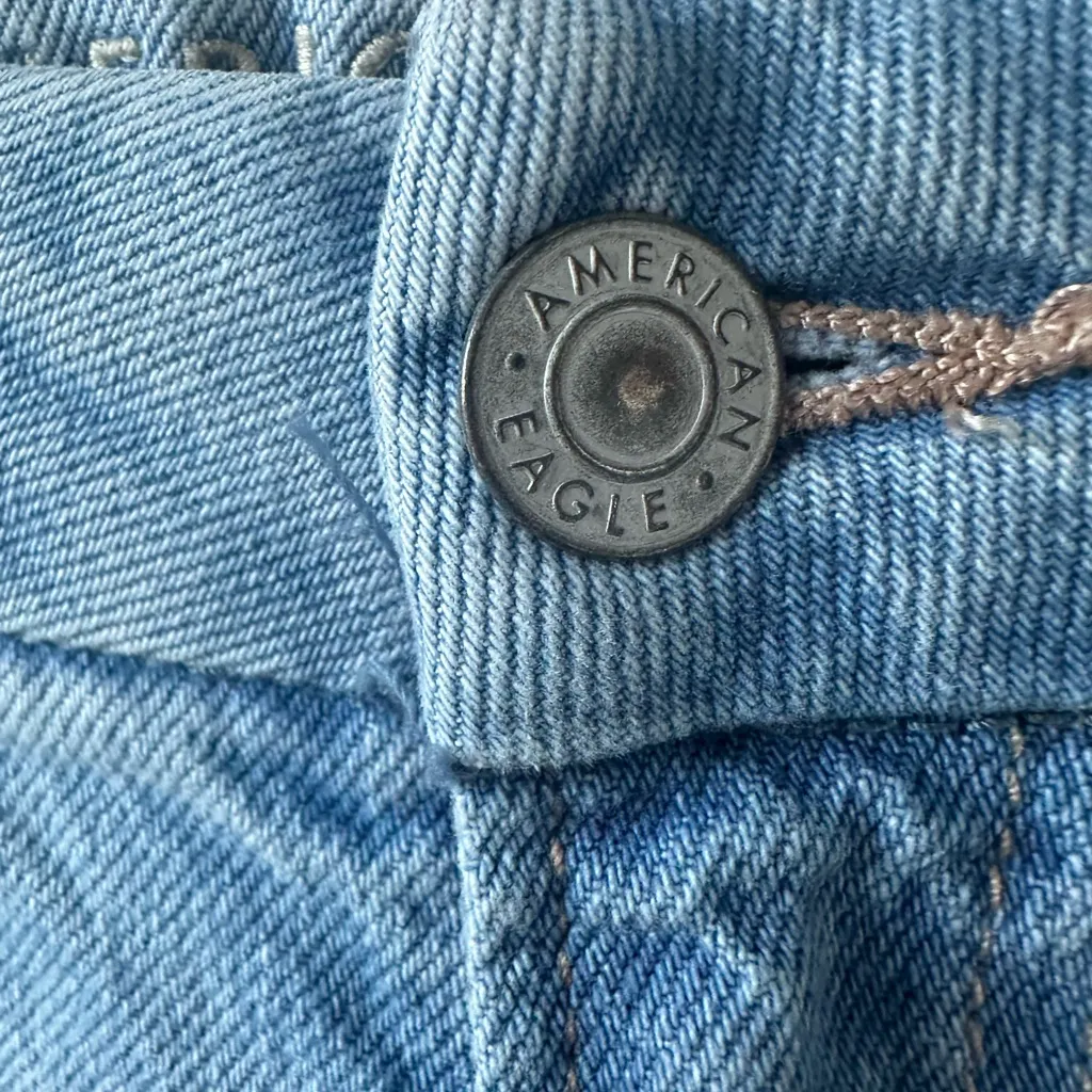 American Eagle  Women’s Distressed Curvy Mom Jeans (8) - Image 8