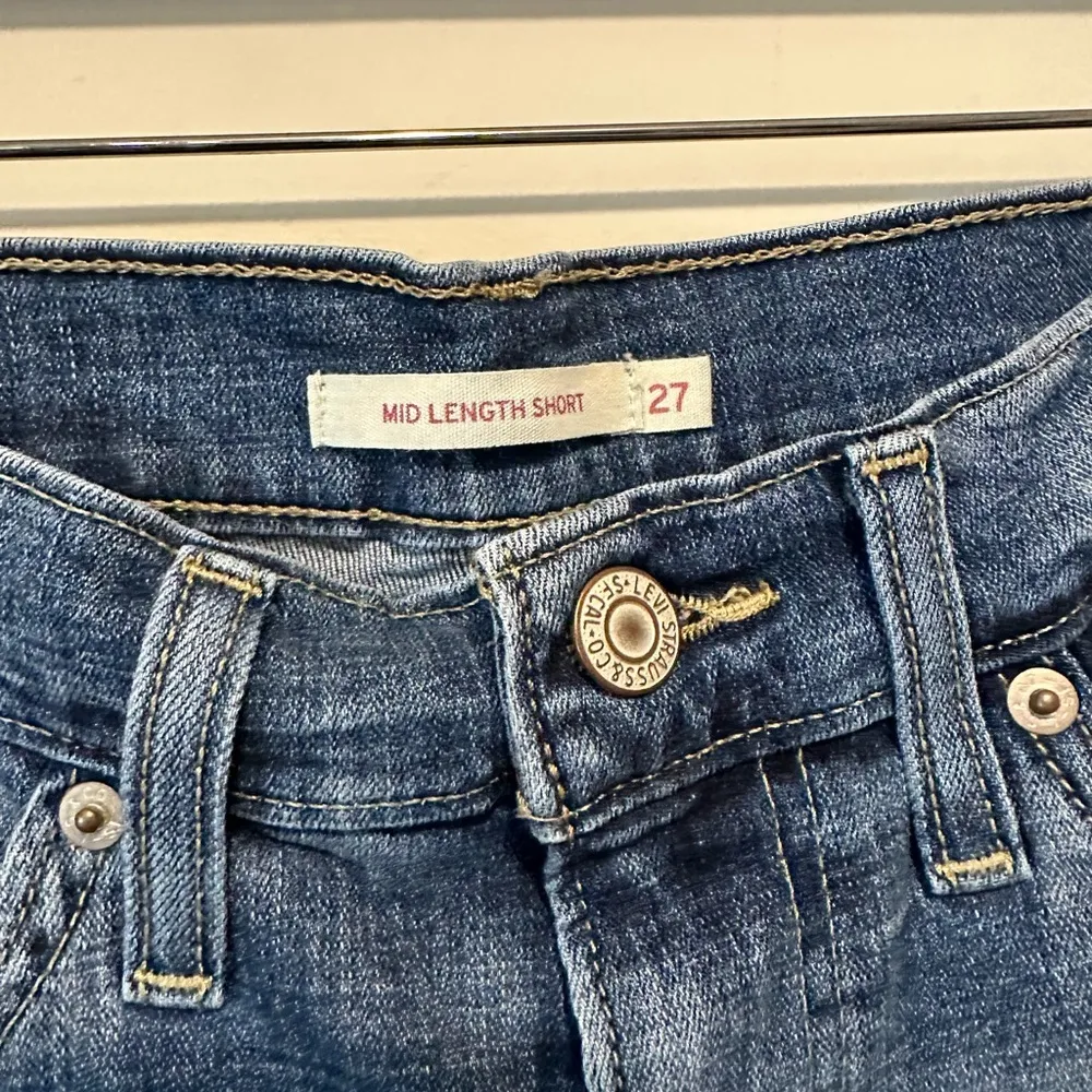 Levi's Denim Mid-Length Shorts Stretch Dark Wash Women Size 27 - Image 4