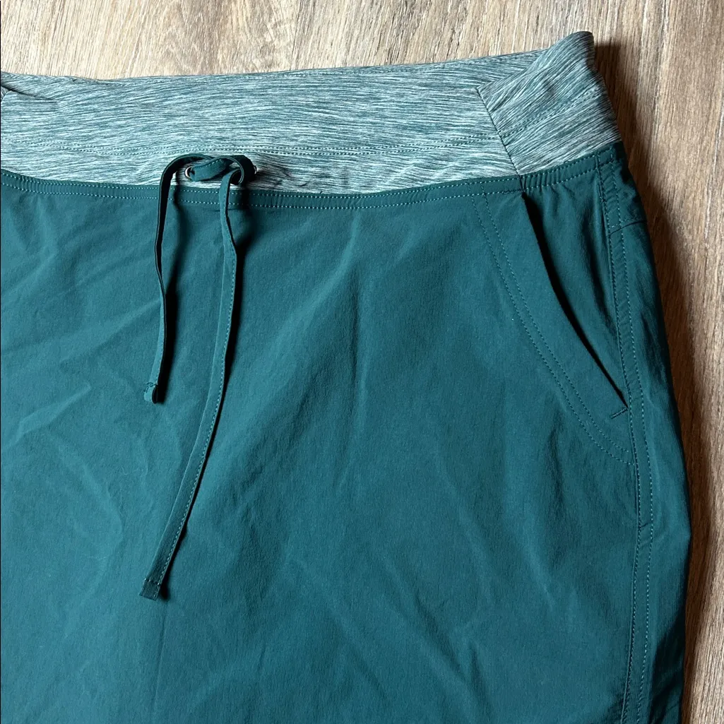 Duluth Hybrid Knit Waistband Skorts with Pockets Size 12 Green - Image 8