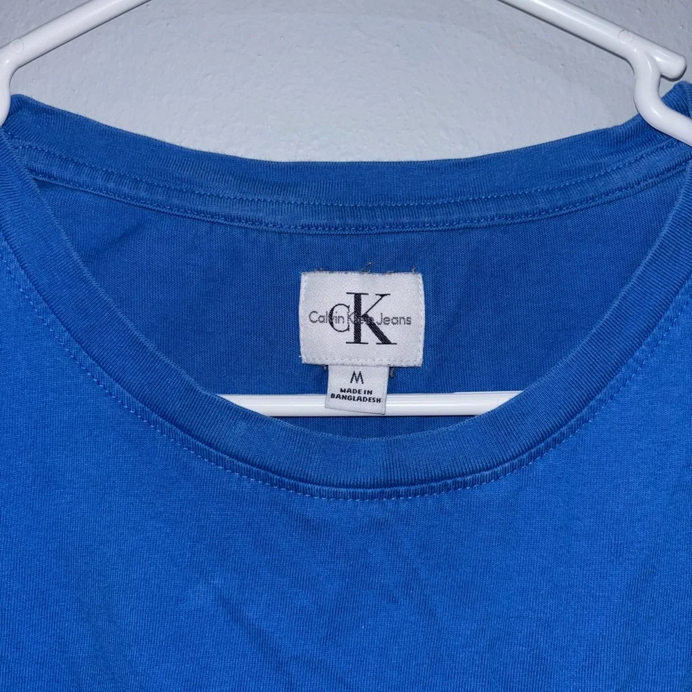 Calvin Klein Jeans Vibrant Blue Tee Size M - Image 2