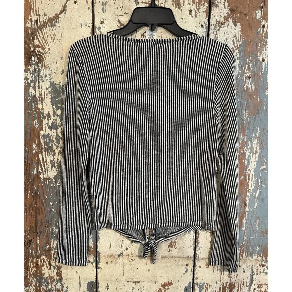 NWOT Caution to the Wind Black White Striped Tie Front Shirt, size Small - Image 3