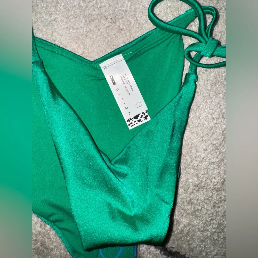 ASOS DESIGN V-front tie side bikini bottoms in emerald green - Image 4