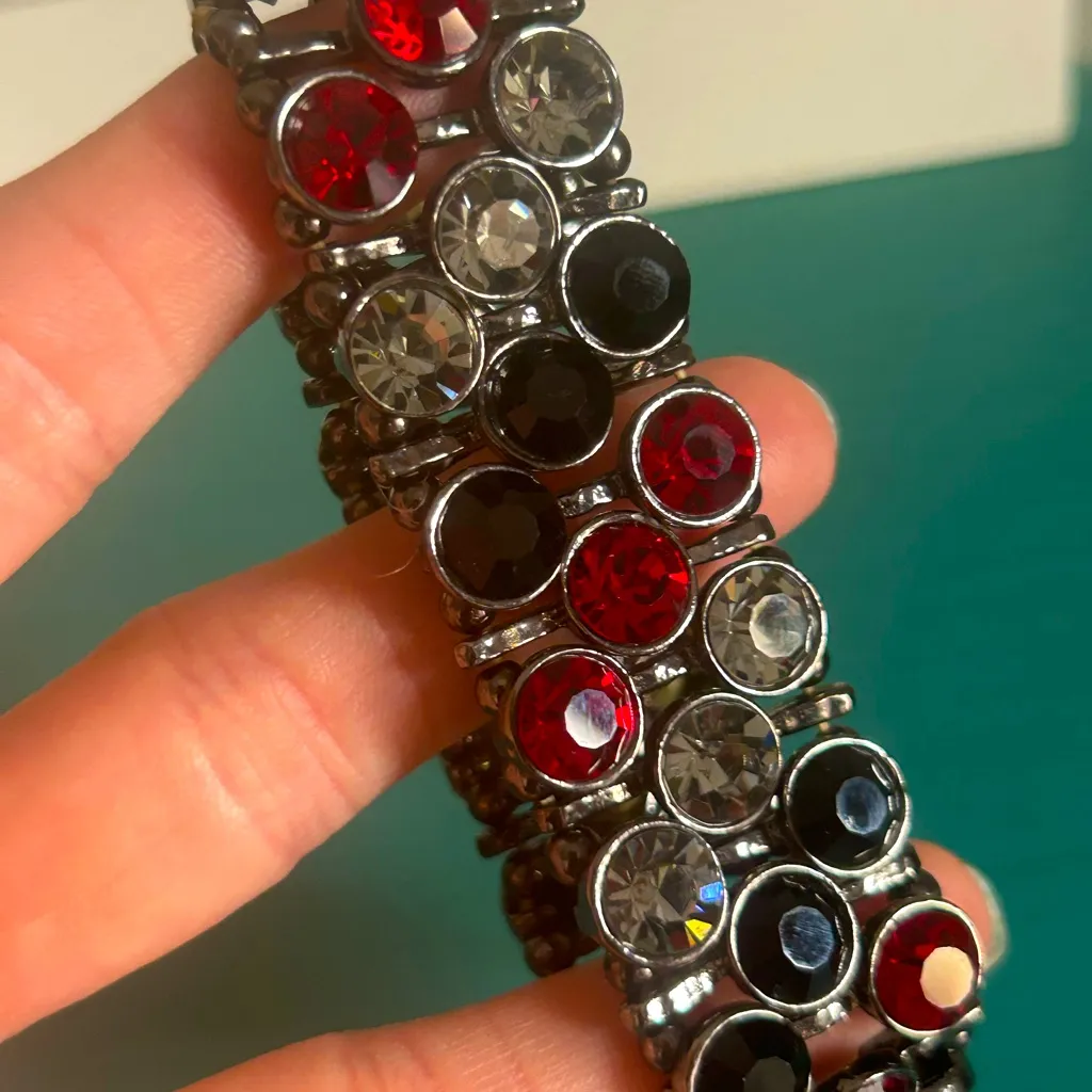 Statement Clear Red and Black Faceted Round Crystal Gunmetal Stretch Bracelet - Image 5