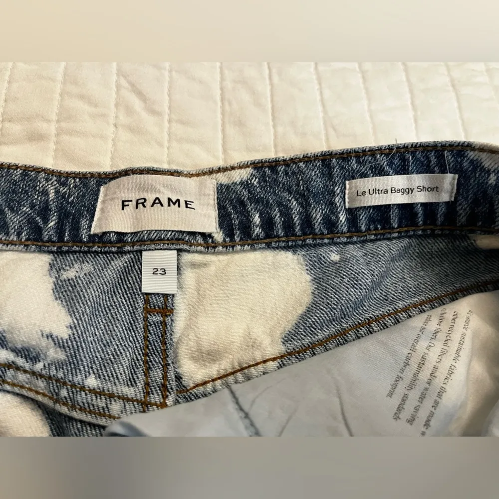 Frame Le Ultra Raw-Edge Bleached Denim Shorts - Image 7