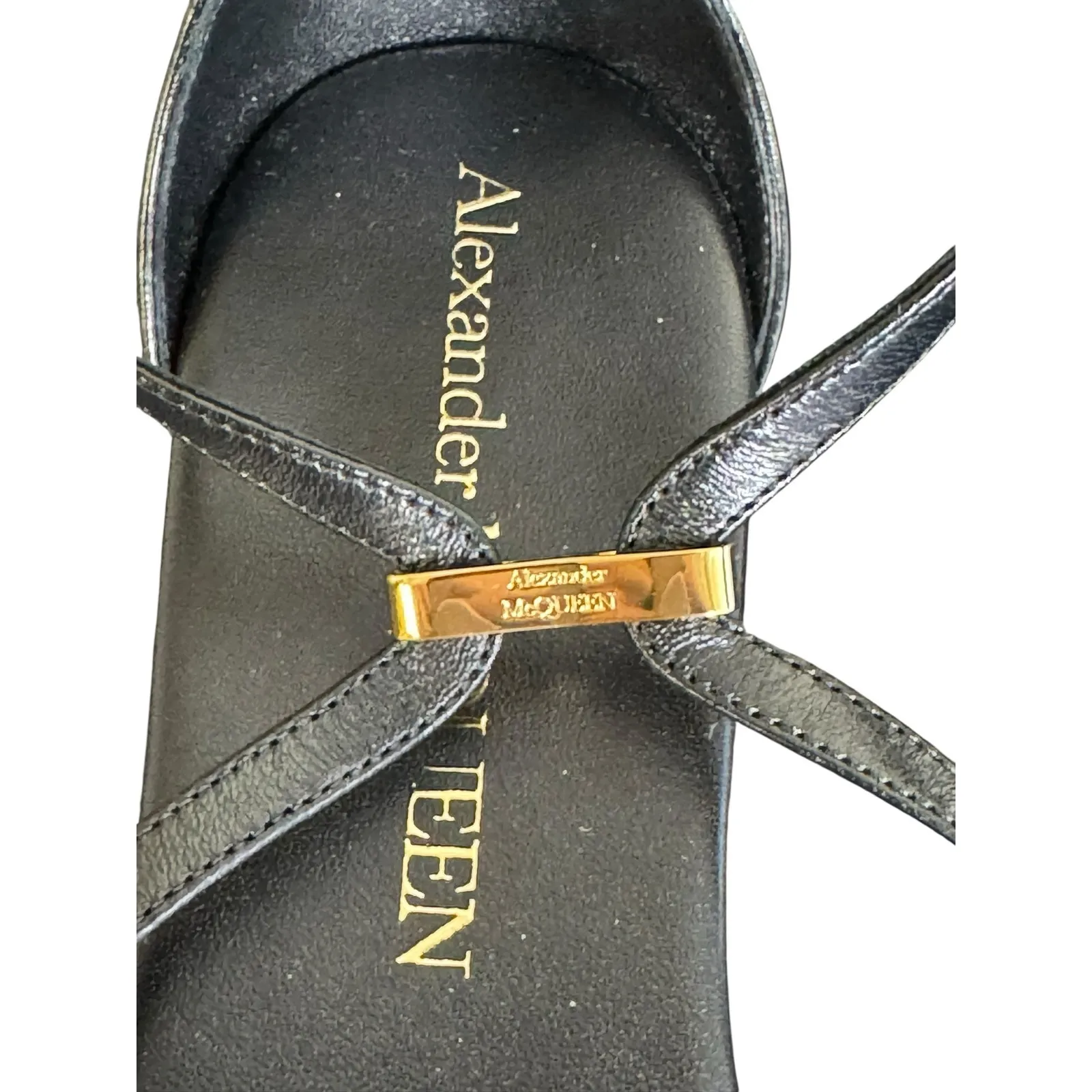 Alexander McQueen NIB Engraved Logo Sandals in Black Size 39.5 - Image 4