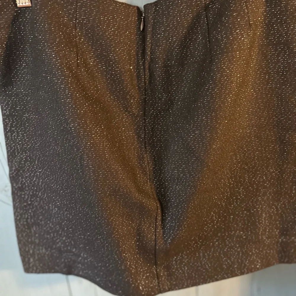 Banana Republic Black Wool Mini Skirt, Silver Thread, size 8 - Image 4