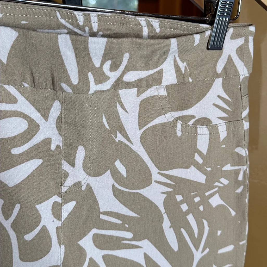 Soft Surroundings Natural Palms Super Stretch Capri Women’s Size Medium - Image 4