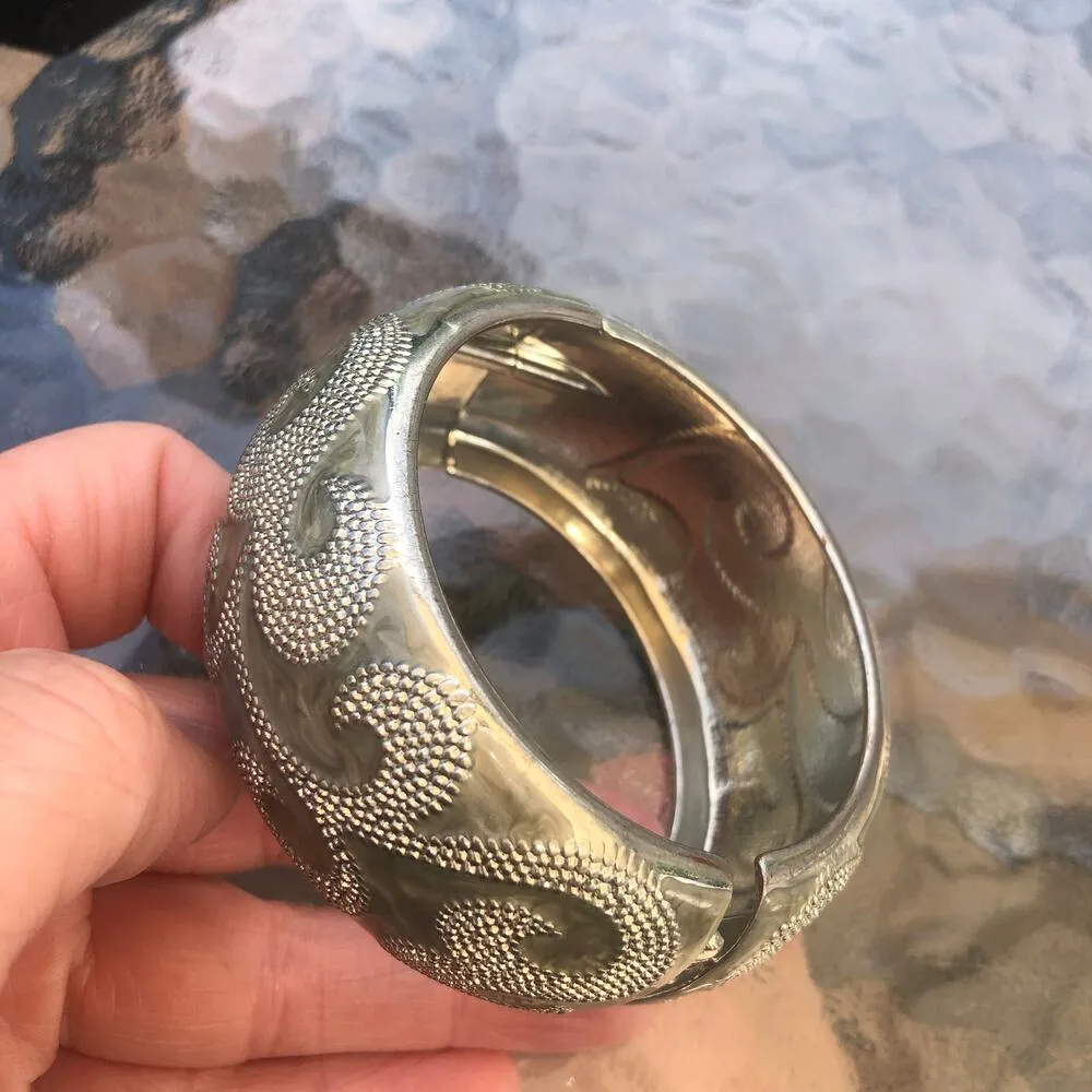 Vintage Women's Frosted Gray Enamel Silver Metal Clamper Bangle Bracelet Paisley - Image 3