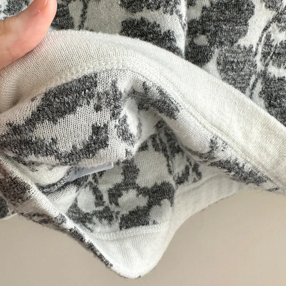 Floral Sweater Thermal, Grey and White, Size Medium - Image 6