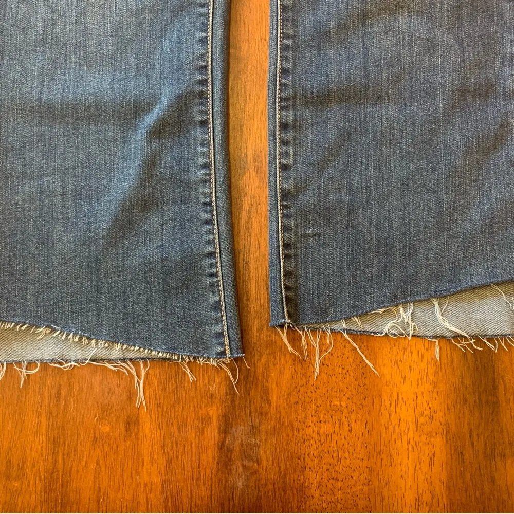 Seven 7 jeans. Size 16 medium blue wash Angled frayed hem. Button and zip close - Image 7