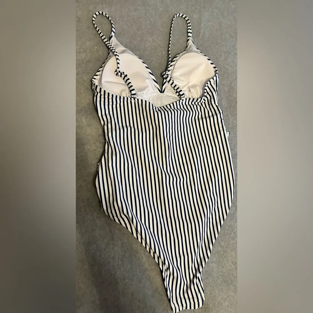 NWT CUPSHE One Piece Swimsuit Tummy Control V white blue vertical stripes size S - Image 5