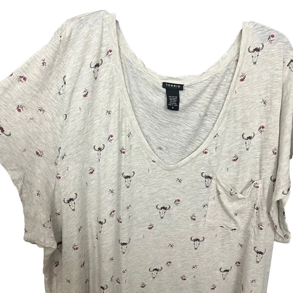 Torrid Lightweight Gray Cow Skull Floral Pocket Tee Plus Size 6 - Image 5