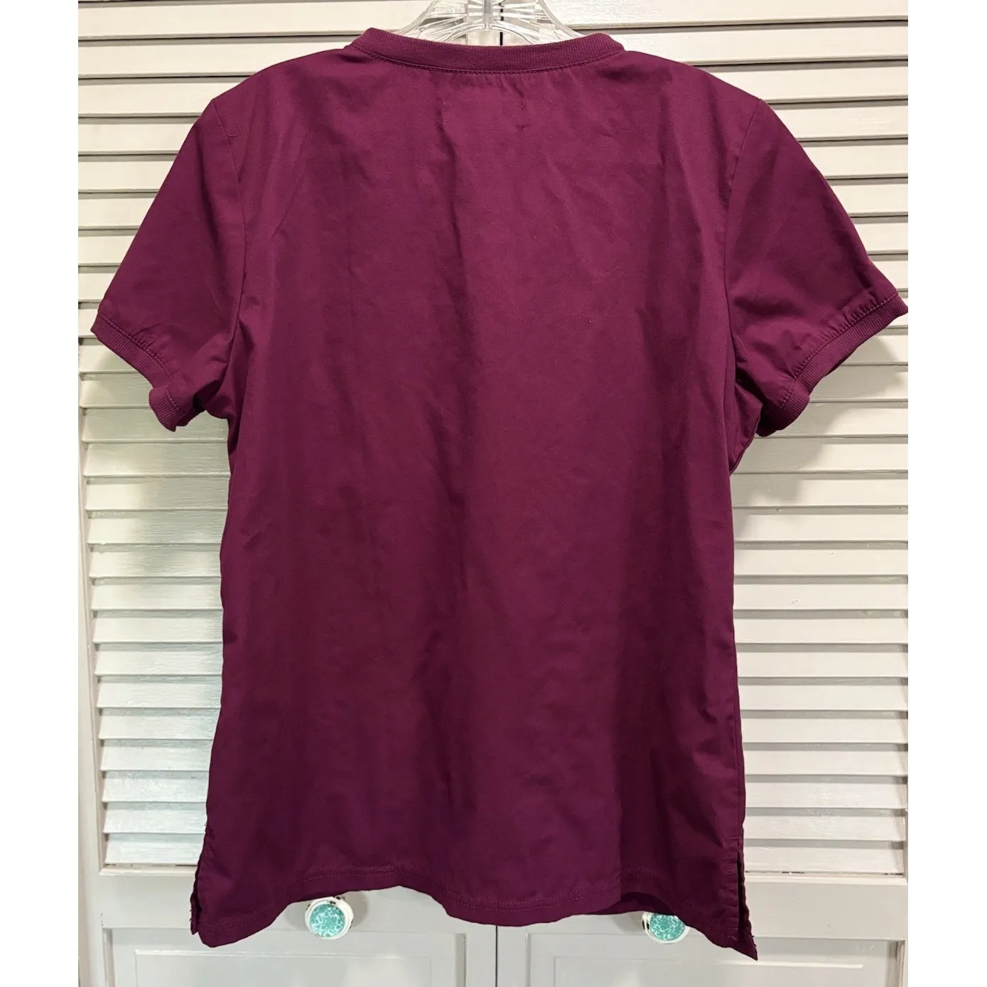 Koi Burgundy Scrub Top Short Sleeve V Neck Pockets Size Medium‎ Medical Red - Image 4