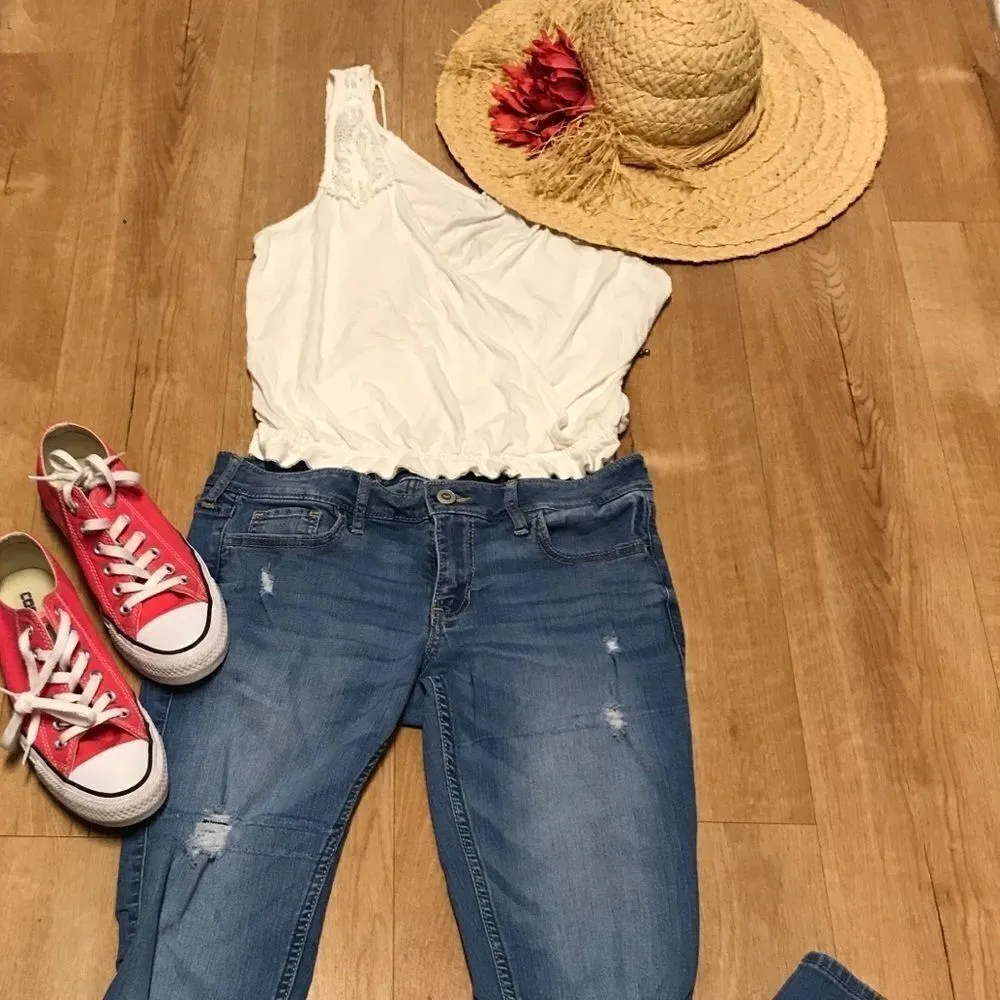 Hollister Jeans with Holes Distressed Straight Leg Size 5R - Image 9